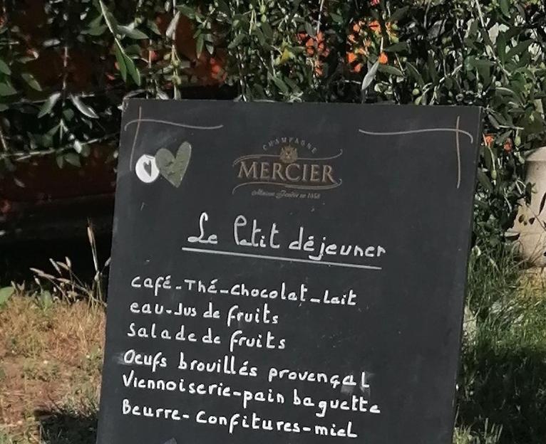 la fée viviane et michel l'enchanteur Robion en Luberon Exterior foto