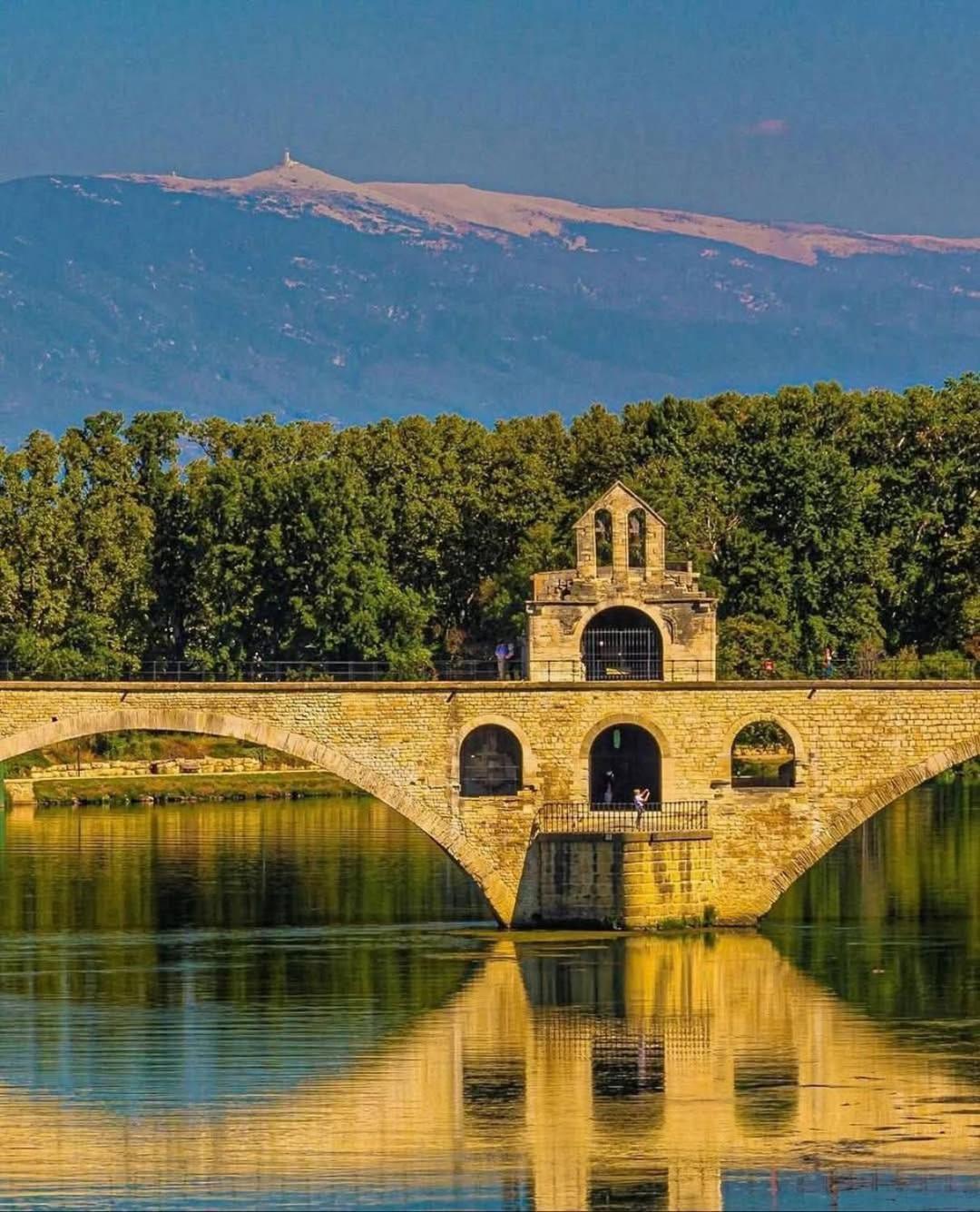 la fée viviane et michel l'enchanteur Robion en Luberon Exterior foto