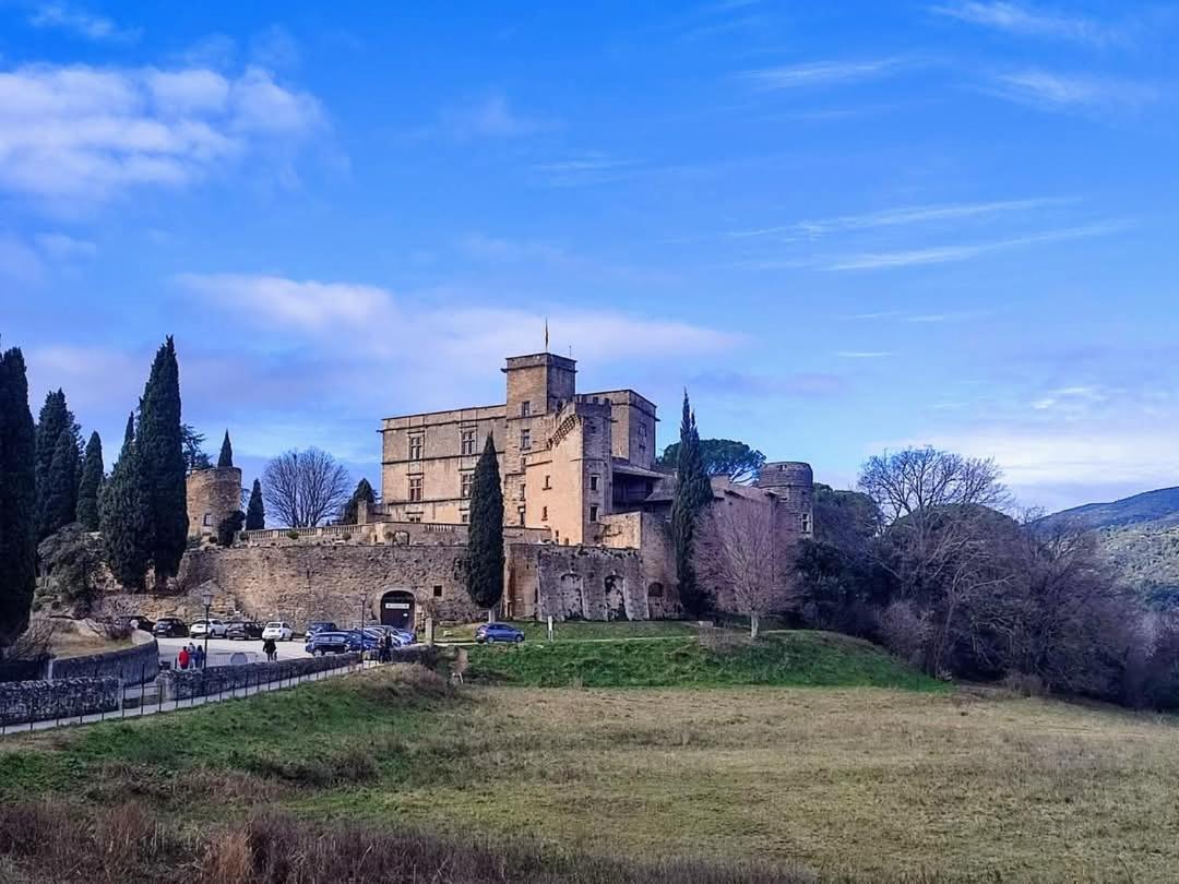 la fée viviane et michel l'enchanteur Robion en Luberon Exterior foto